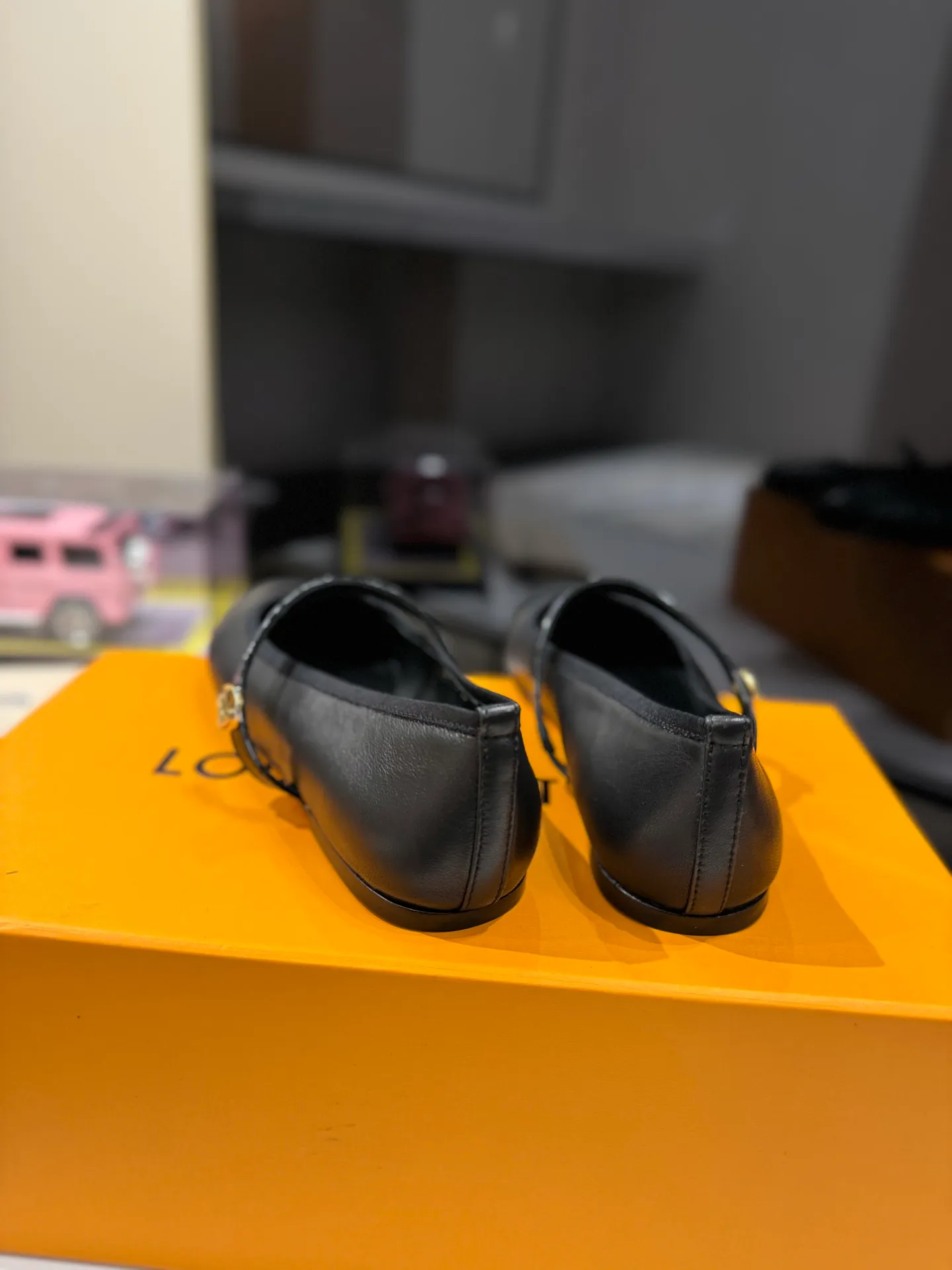 👟👟Ex-factory price 600👟👟 👟👟LV | Louis Vuitton 25𝐬𝐬 🧡💚2025 early spring new top version‼ ️The original version is the same. The counter specializes in the latest ROMY flat ballet shoes. Hard goods are new🆕 ❥Purchase level! Full of high-end feel! A popular model among bloggers at home and abroad, it’s retro and fashionable and looks amazing on your feet! Mainly recommended models on the official website★ ✅Upper: Highly customized denim/lambskin/presbyopia leather ✅Inner lining: imported sheepskin lining ✅Outsole: original Italian leather outsole ✅Shoe size: 35-39 (customized for 40, 41, 42) ✅Packaging: full set of exquisite packaging